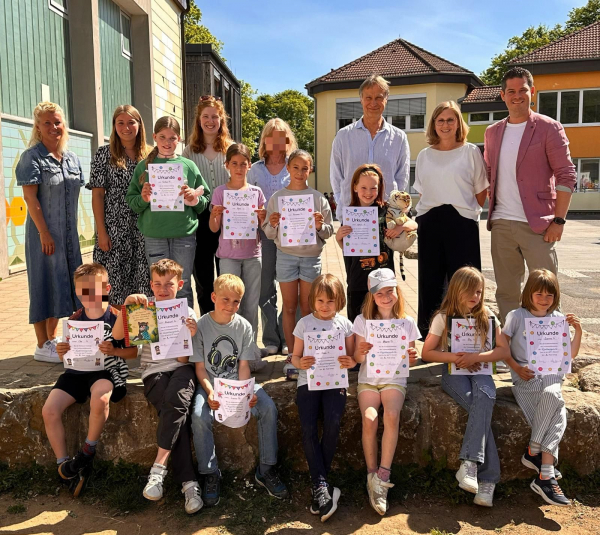 Die Teilnehmenden des Vorlesewettbewerbs mit den Organisatorinnen (Tanja Müller-Schlösser und Julia Auth), der Jury (Ralph Burkhard, Christiane Schnieder und Hannah Brahm) sowie dem Schulleitungsteam (Daniela Schmidt und Florian Bäuchl)
