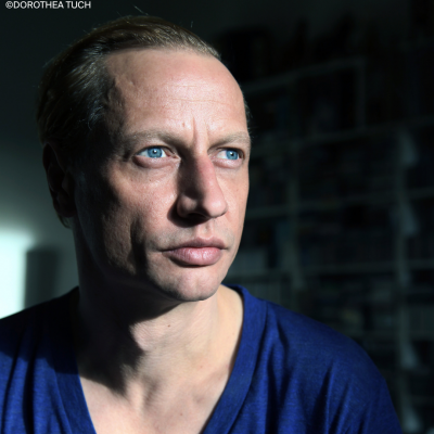 ZWEI, DREI BLAUE AUGEN. Lesung mit Schauspieler und Autor Victor Schef&eacute;