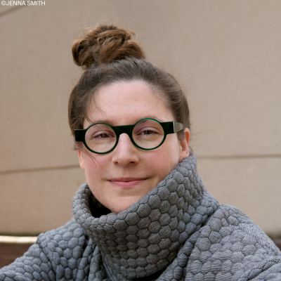 GESELLSCHAFTSSPIEL. Dora Zwickau liest aus ihrem Deb&uuml;troman