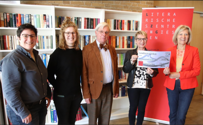 Landkreis übergibt 3000 Euro an Literarisches Zentrum Gießen